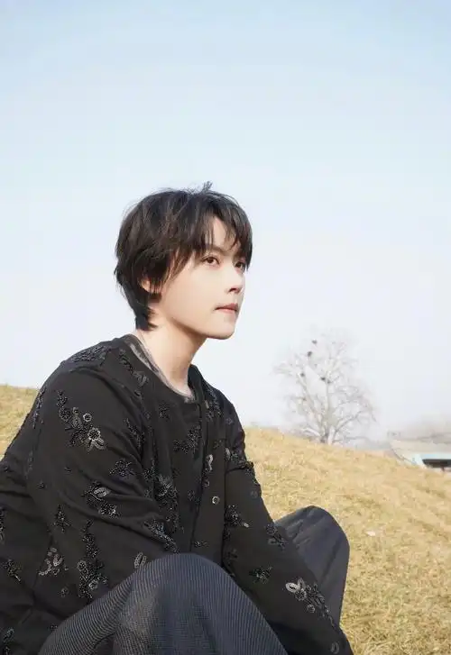 黑色高级感上衣,绝美侧颜惊艳时光__财经头条