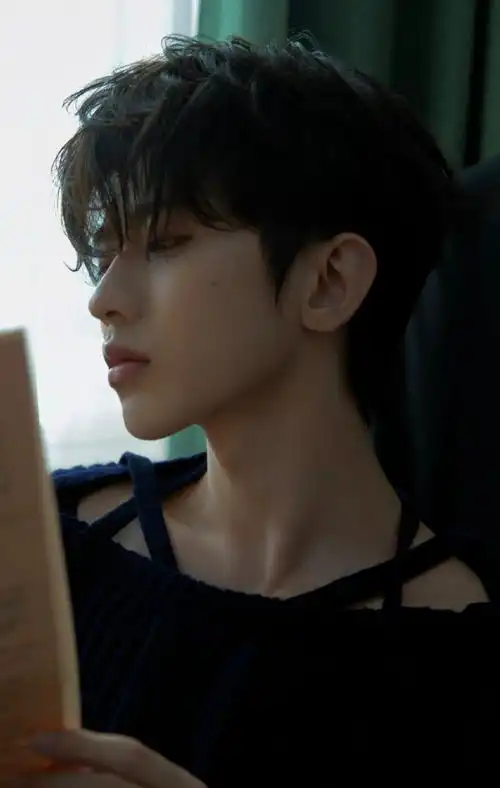 蔡徐坤西湖水色大片#蔡徐坤这组照片拍得可真好侧颜 天鹅颈 锁骨简直