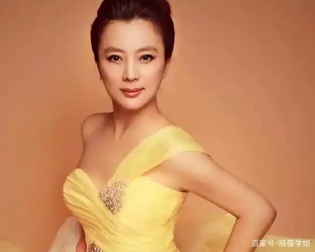 李玲玉:34岁嫁给外国富商,两个月只能见一次,还好有儿子陪伴