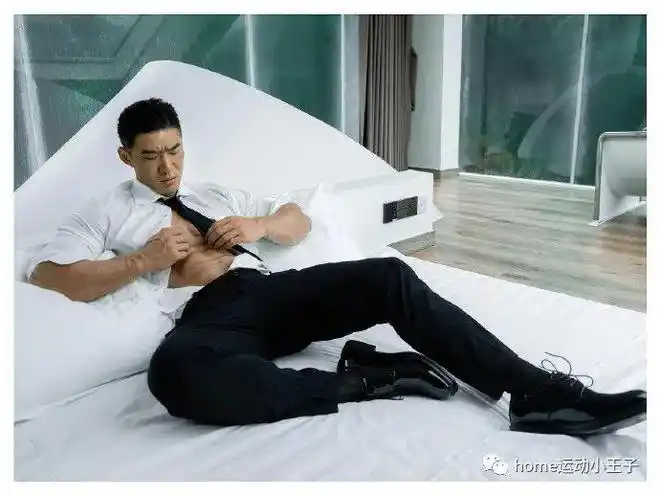正装男脱掉衣服扒开衬衣露出腹肌的样子谁能把持得住