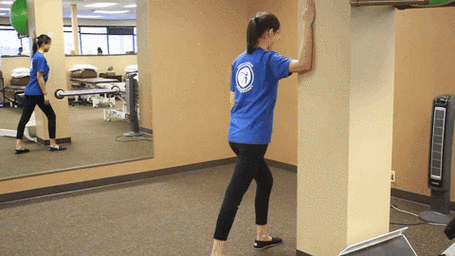 5,仰卧胸肌拉伸我们需要一个瑜伽滚筒,上半身躺于筒上,膝盖微微弯曲