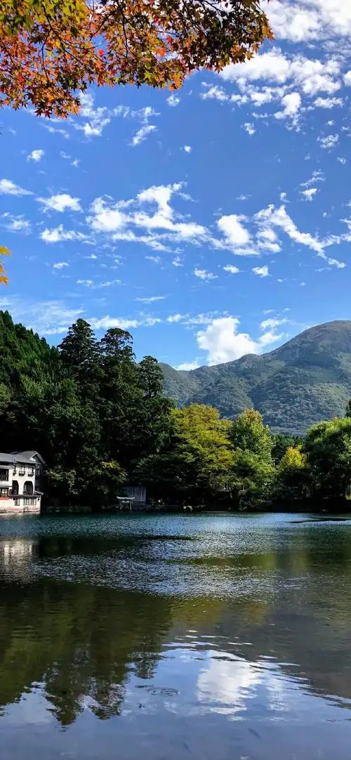 湖边和天共一色,安静惬意,美景尽收眼底