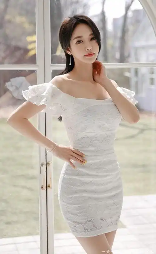 人像摄影:美女肌肤白皙细腻,搭配白色抹胸裙,美得让人移不开眼
