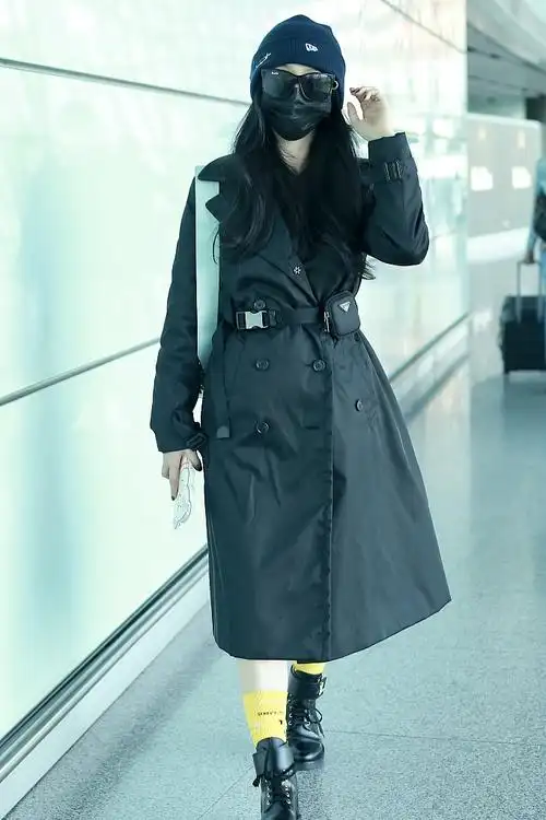 范冰冰全身黑酷美时髦 马丁靴搭配黄袜子俏皮可爱