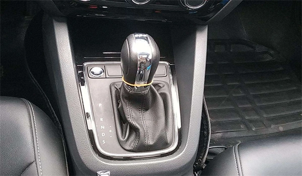 速腾档位有p,n,r ,d/s.挂挡方法如下所示.