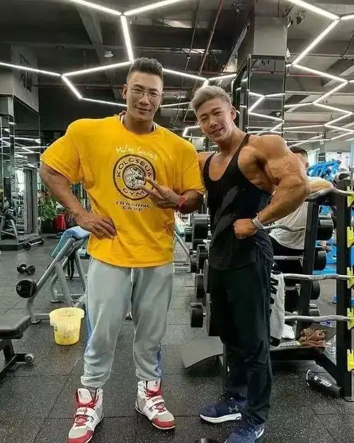 中国第一肌肉巨兽鹿晨辉自费60万比赛从穷小伙到健美第一人