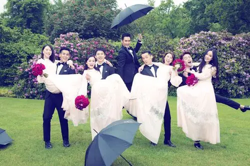 帅气伴郎加上美丽伴娘团