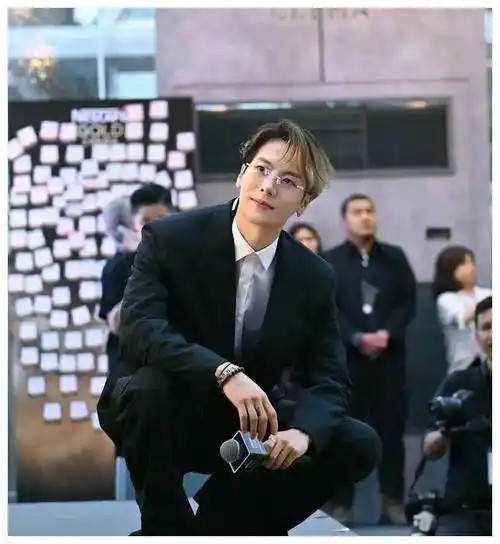 王嘉尔魅力无限细腻肌肤引人注目实力唱将颜值爆表