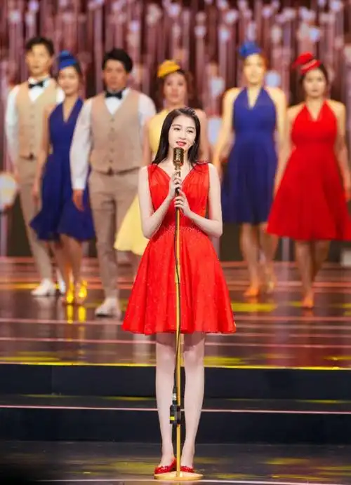 关晓彤越来有女人味了,一袭红裙性感热舞,换黑长直发更优雅迷人