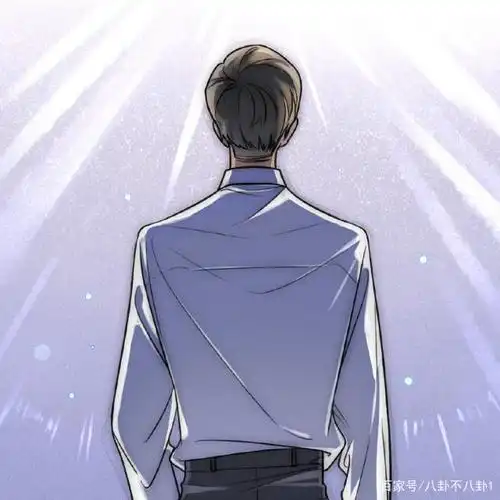 有一位穿白衬衫的翩翩少年,他的名字叫肖战