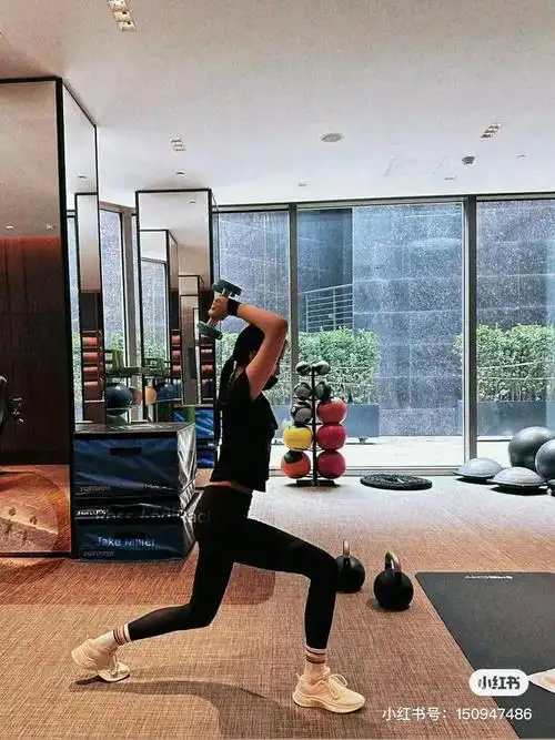 在身材管理上关晓彤遵循饮食锻炼两不误,酷爱减脂餐的她会在社交平台