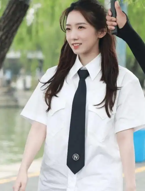 164cm孟美岐为显高穿帆布鞋要加5cm鞋底谁料意外很潮