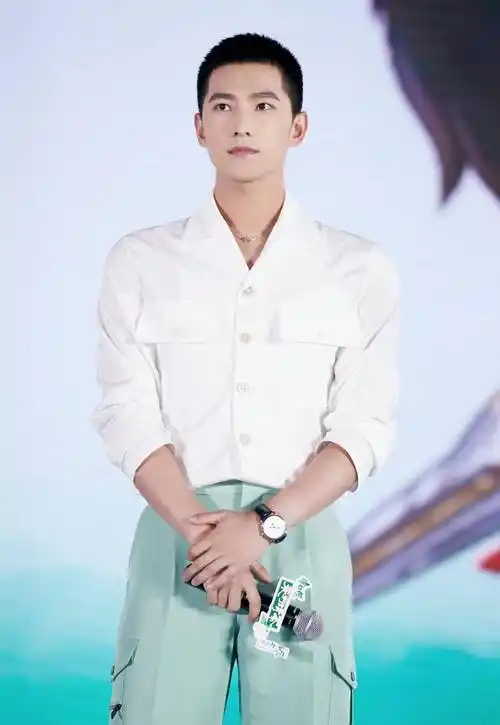 原创全网都知道杨洋是军艺校草当看见他12岁的军装照养成系男神