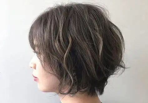 波波头烫个卷让中年女人魅力大涨,减龄效果最好的短发认定波波头_女生