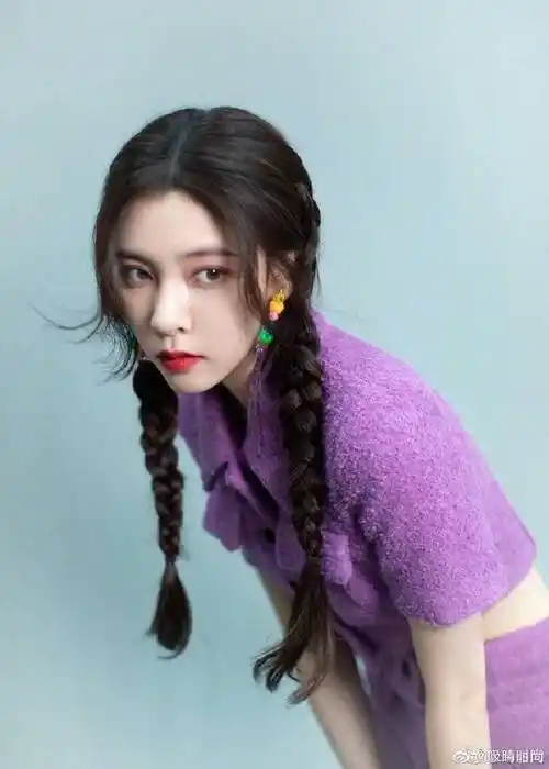 套装裙#宋妍霏超话最新时尚造型～身穿紫色系套装搭配俏皮双麻花辫