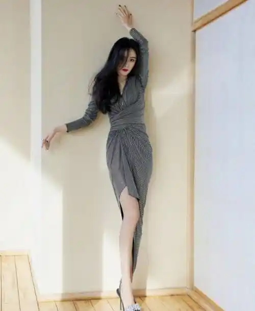 原创杨幂自信拍睡衣写真照腰细腿长很吸睛身材不比维密超模差