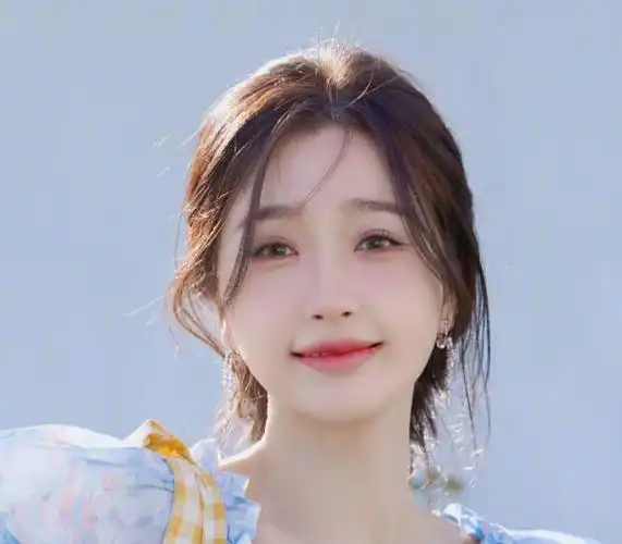 虞书欣俨然是新一届小花旦里很值得注意的一位,人甜戏甜堪称"可爱多"