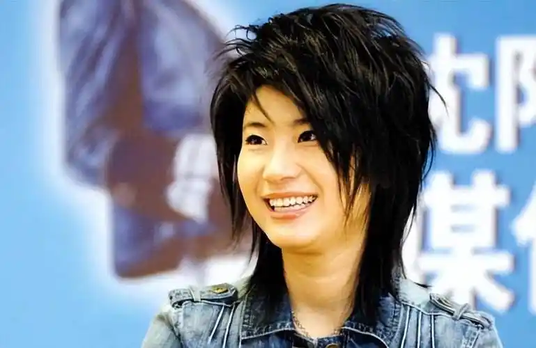 尚雯婕近照,造型奇特,她居然打算四十岁才结婚,事业心很重_聂心远