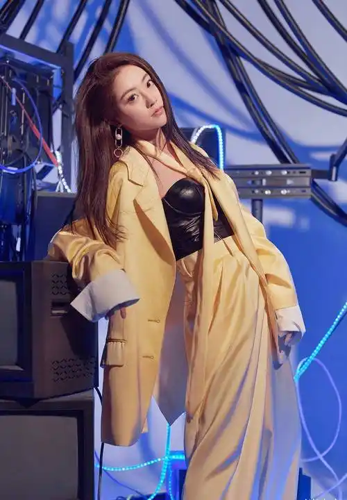 原创祝绪丹不愧是杨幂的人穿黑色裹身材秀美肌配男友风西装时尚又霸气