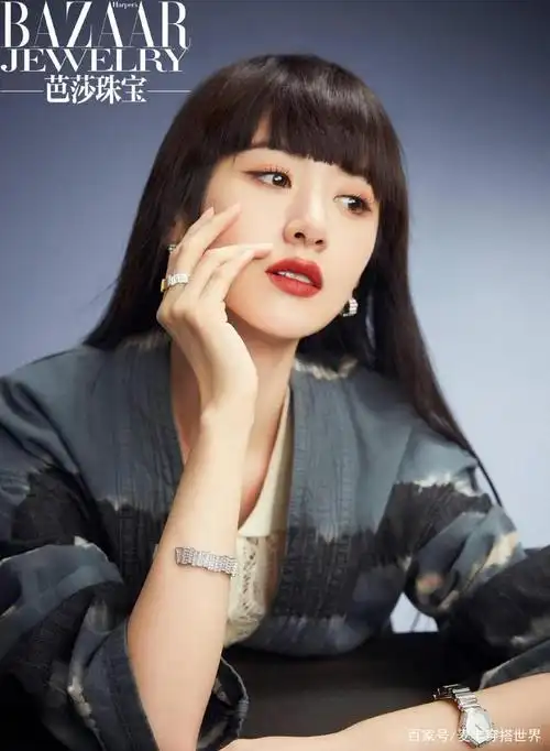 袁冰妍登珠宝杂志封面,展现多款手镯,造型精致华丽妩媚