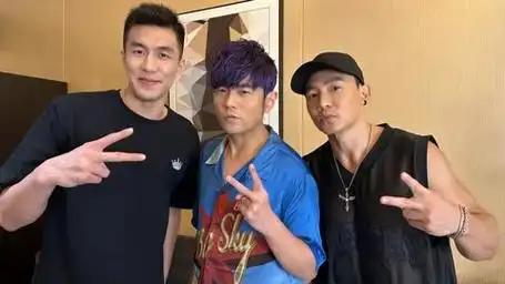 周杰伦偷练毽子操实锤!刘畊宏演唱会跳本草纲目,动作熟练像原跳