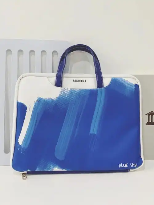 搭配丰富却让人感觉很纯净的钴蓝色很少有电脑包这个颜色的太喜欢啦