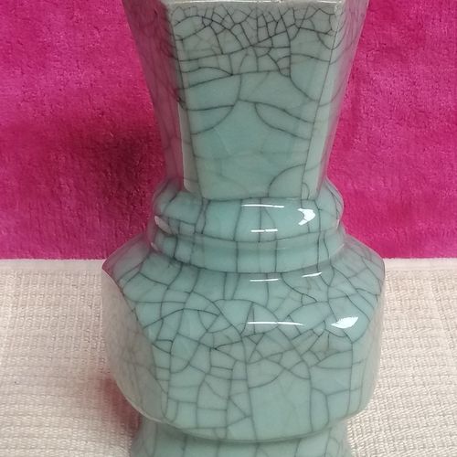 清代官窑青蓝釉菱角花瓶(2014号)开片自然美品保真高22cm