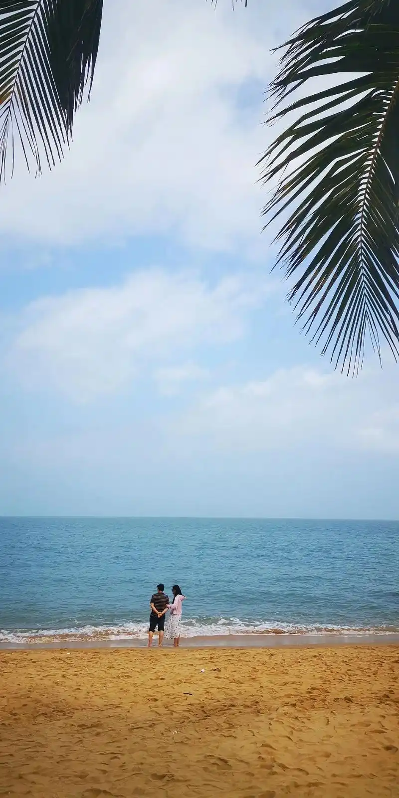 阳光沙滩海浪 #海滩景色美如画 心情如此美好,和老妈,老哥 - 抖音