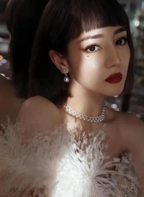 迪丽热巴短发造型变复古名伶羽毛礼裙风情万种网友美到窒息