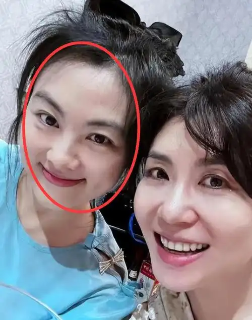 李健开演唱会妻子罕现身,下楼梯紧牵手,孟小蓓半年胖30斤变圆润