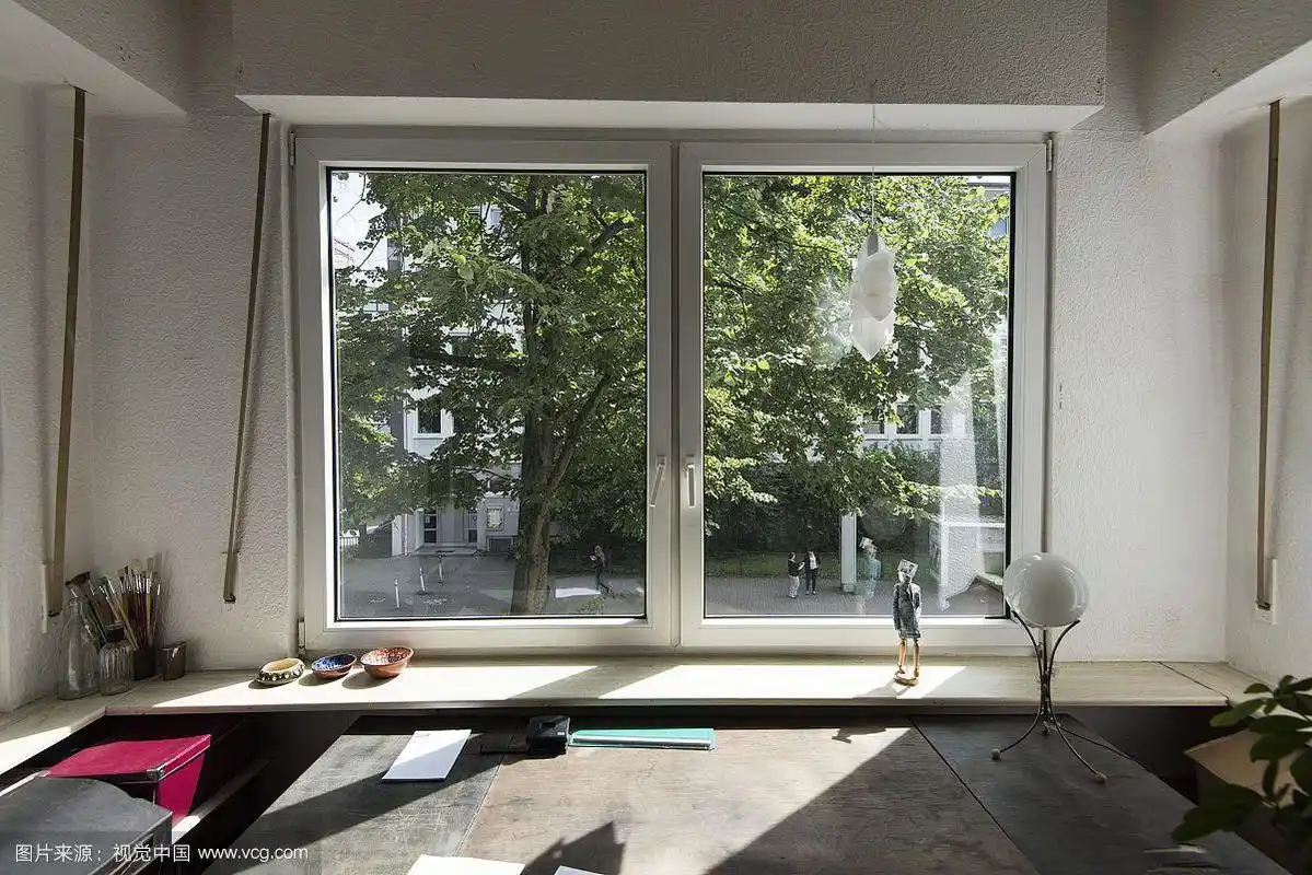 阳光照进窗户的房间