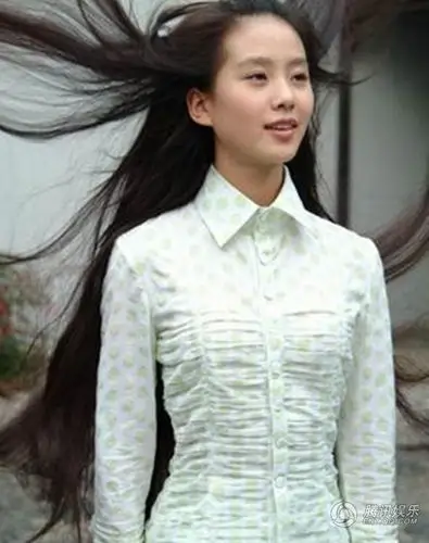 刘诗诗童年可爱萌照曝光 神情稚嫩脸庞清秀(组图)_东营大众网