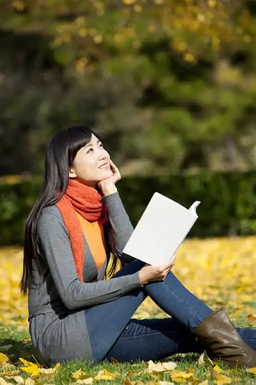 东方人,成年人,一个人,学生,公园,坐,笑,微笑,露齿笑,竖图,室外,白天