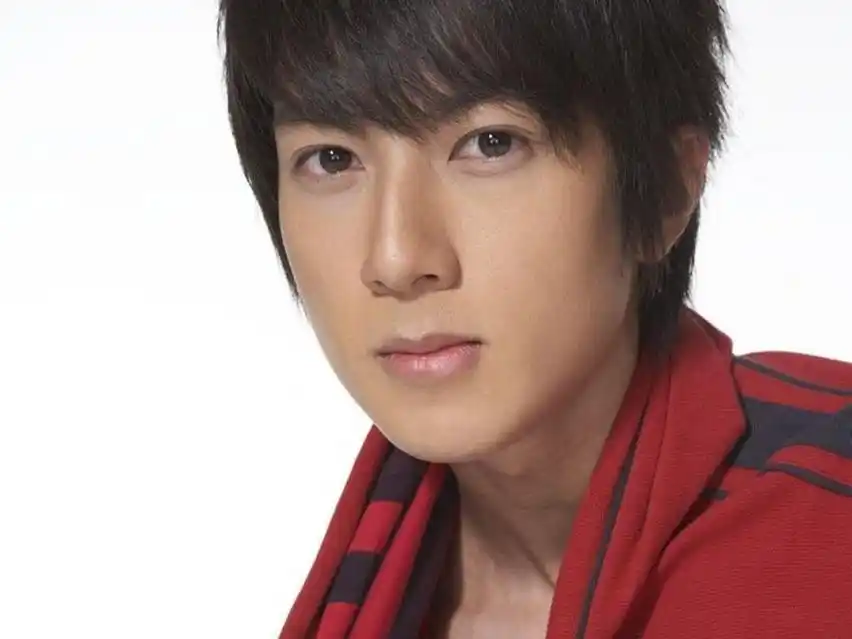 吴尊儿时照片和儿子简直分不出来,沐浴照帅气可爱!