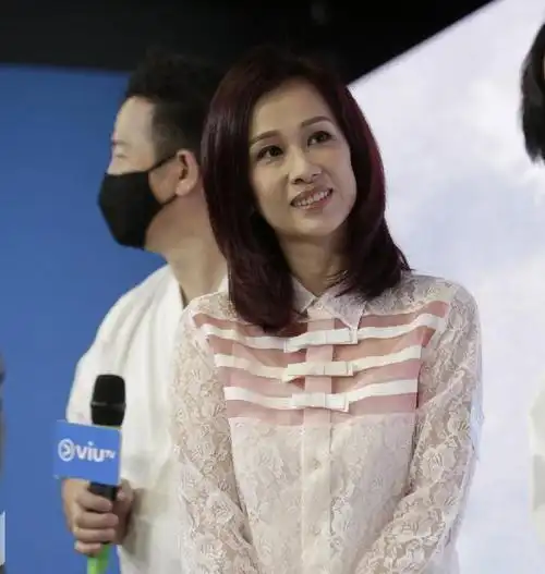 43岁文颂娴为欧锦棠时隔14年复出拍港剧气质清新演姑娘惟妙惟肖