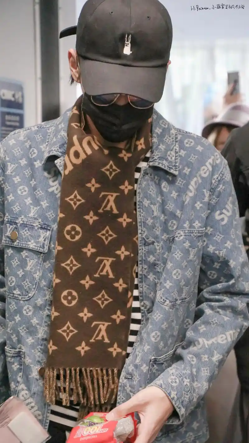 吴亦凡今日长沙飞上海饭拍 牛仔潮男机场上演眼镜杀