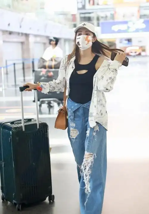 麦迪娜穿镂空上衣配"乞丐裤" 相当有个性|衬衫|休闲装|牛仔裤_网易