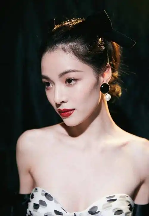 继倪妮街拍之后,钟楚曦拍照技巧上线,"妙在似与不似之间"_风格_生活