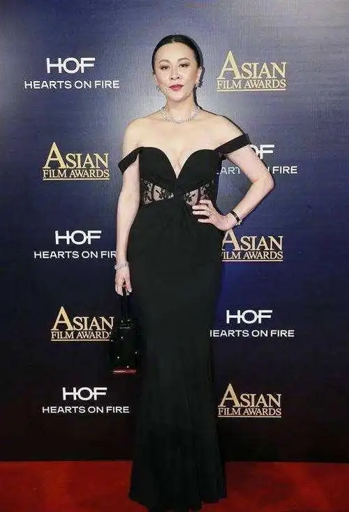 刘嘉玲造型真奔放穿深v长裙肩带滑落也不管镂空秀蛮腰好撩人