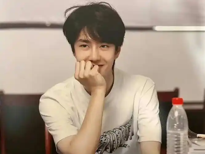 王一博冰雨火剧本围读旧照