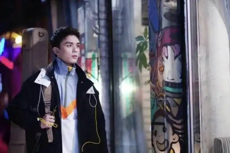 鹿晗网剧正式官宣,非主流发型像大妈,男二吴磊寸头造型太抢眼_剧中
