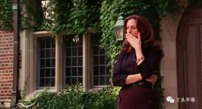 美丽成熟的凯瑟琳大学毕业,怀揣理想和热情来到该学校担任艺术史教师