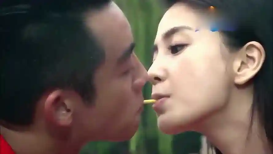 郑恺和baby玩游戏嘴唇差点接吻网友黄晓明该吃醋了