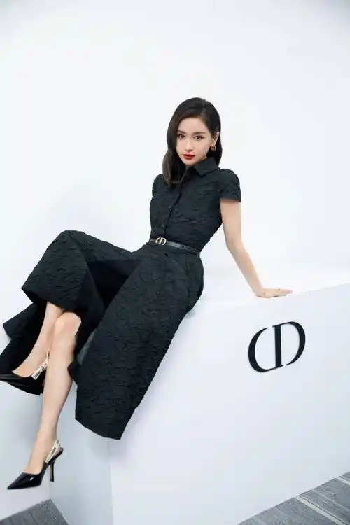 王子文很适合中长发,一身小黑裙优雅大方,金耳环大红唇复古摩登_黑色