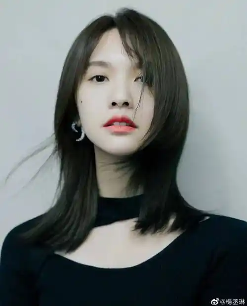 从发型到嘴,圈粉还得是辛芷蕾!_锁骨_层次感_头发