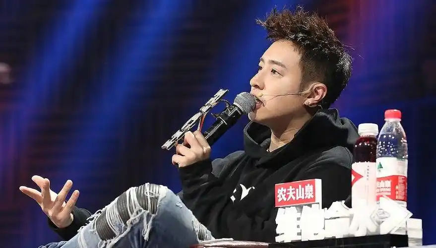 潘玮柏的侧脸是不是比正脸好看一点啊?