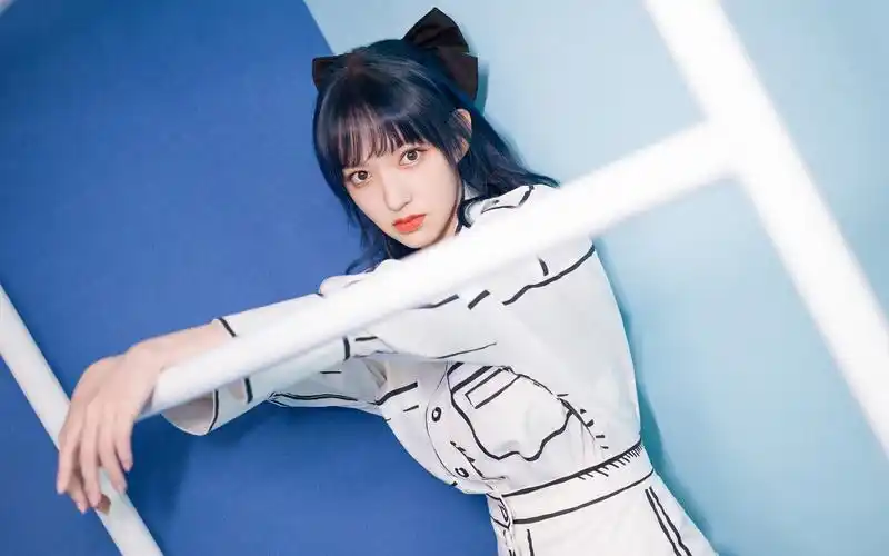 程潇蓝色短发性感图片桌面壁纸