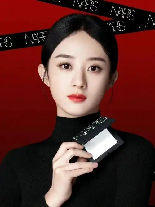 赵丽颖成熟感升级太意外!穿一身黑代言彩妆,造型不输时尚大片