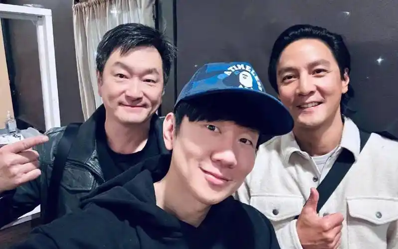 当时林俊杰在社交账号分享了合照,很多网友还吐槽吴彦祖的发际线,调侃