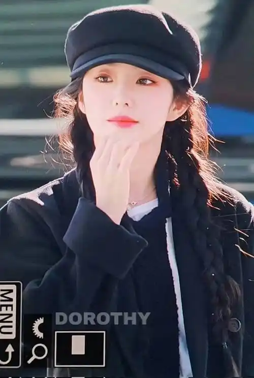 裴珠泫不愧为南韩神颜,扎着两根麻花辫,清新脱俗_黑色_西装_运动